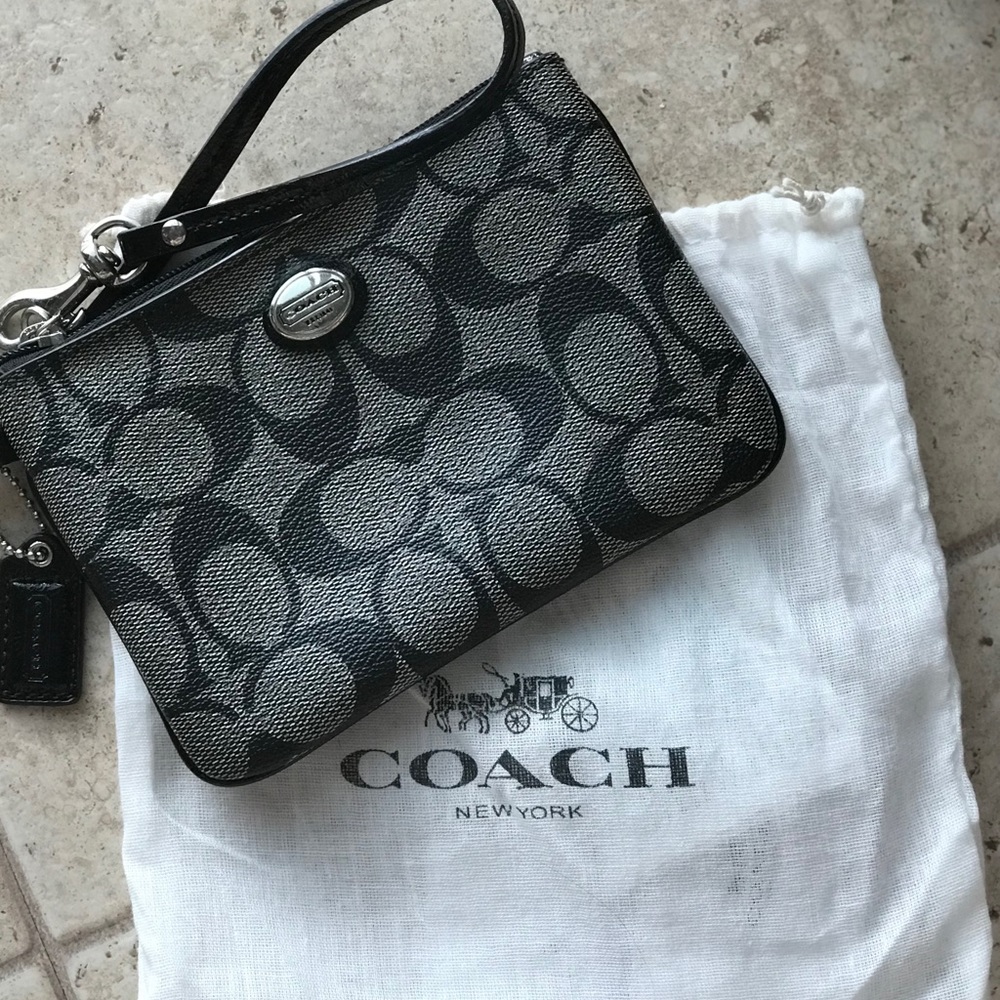 MUST GO Coach Wristlet